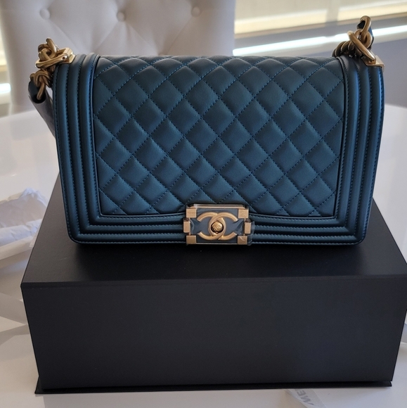 🦋 Chanel Boy Handbag - Picture 2 of 11